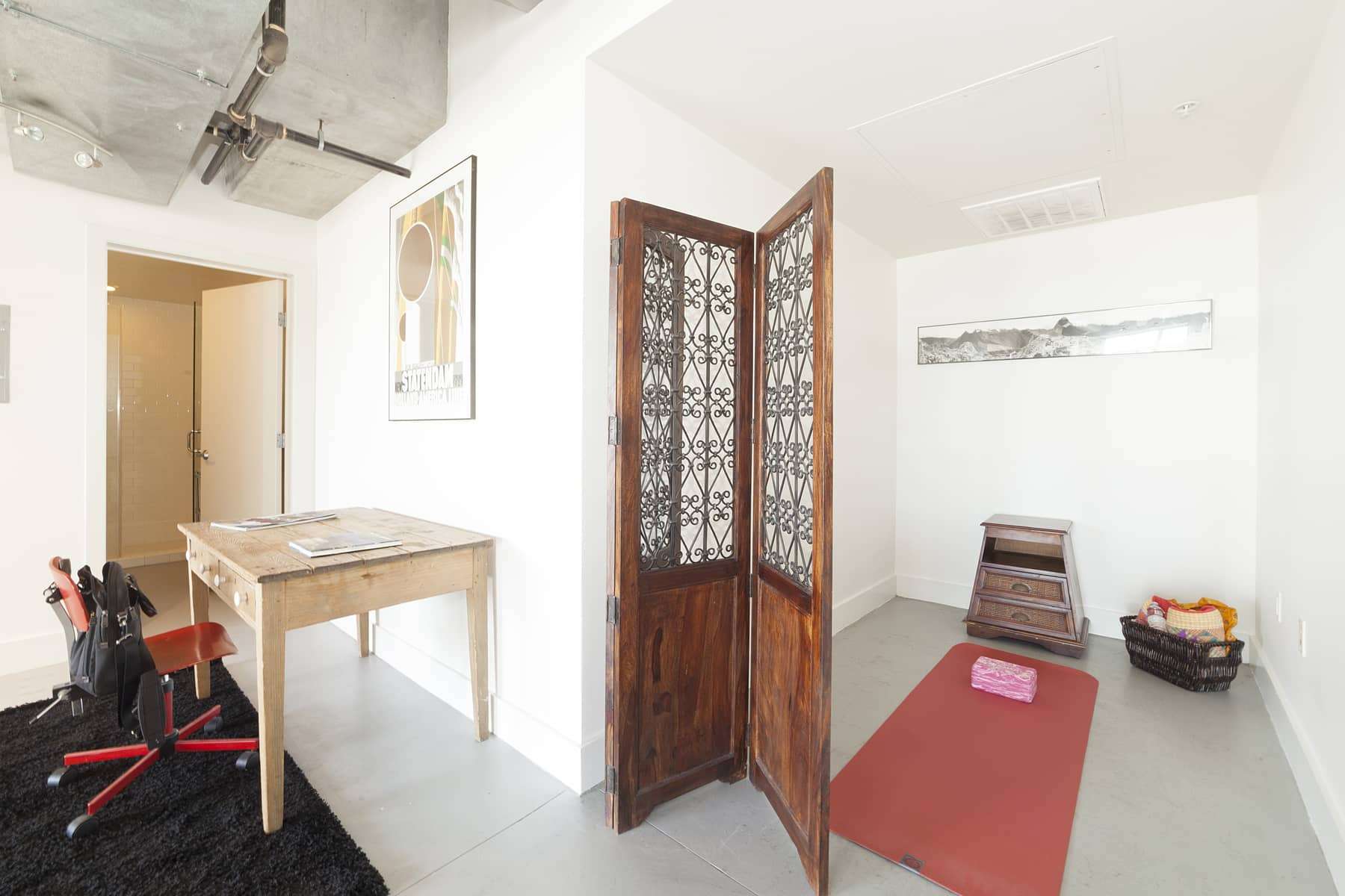  Another nice feature of the amorphous floor plan is this little alcove, which could be used as an office, studio, closet, or guest room. 