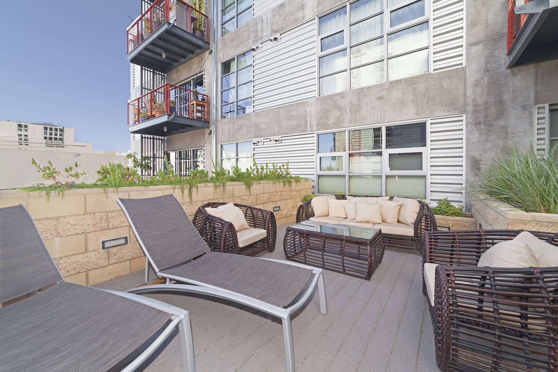  Top all of this off with a walk score of 92! Situated mid-block between Washington and Maxella and a block away from Lincoln, you are just minutes away from restaurants, Abbot Kinney, shopping, theaters, the marina and the beach! 